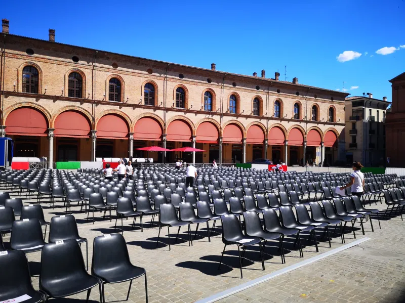 platea-per-evento-comunale-sedie-monoscocca-noleggiate-da-allestimenti-e-pubblicita