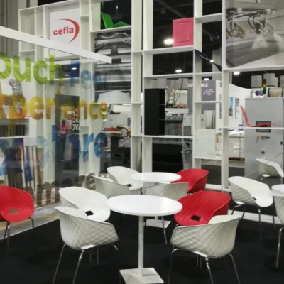 poltroncine-unika-rosse-e-bianche-per-stand-cefla