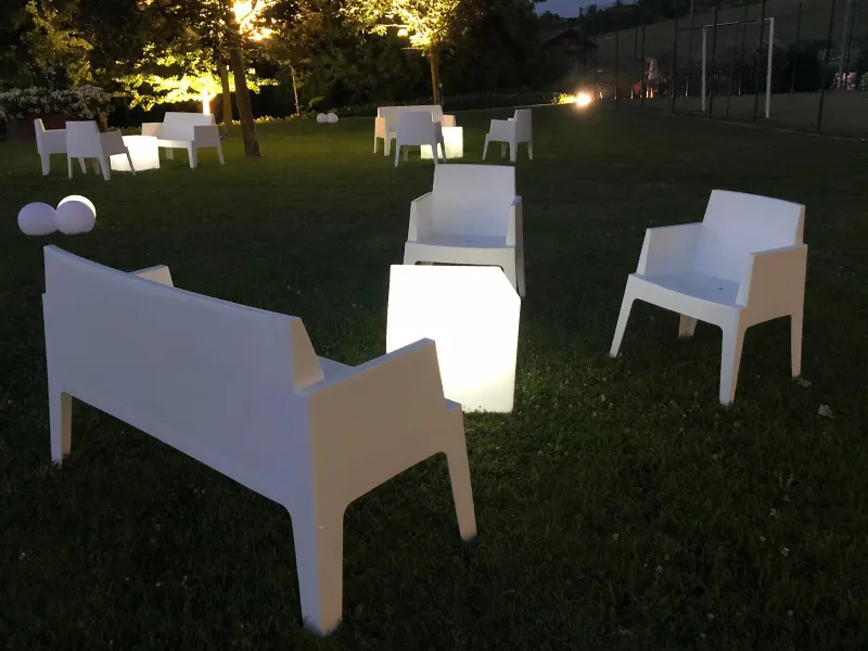 poltrone-bianche-modello-box-per-l-arredo-di-in-giardino