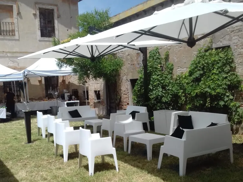 poltrone-box-bianche-in-un-giardino-sotto-degli-ombrelloni