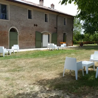 poltrone-box-bianche-per-il-giardino-di-una-casa-di-campagna