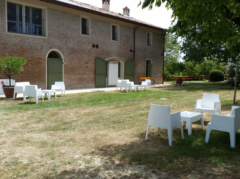 poltrone-box-bianche-per-il-giardino-di-una-casa-di-campagna