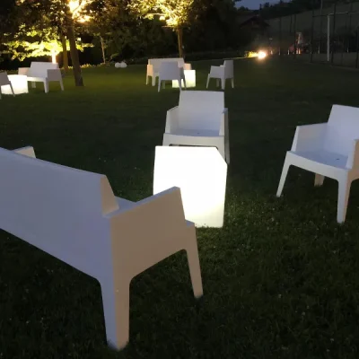 poltrone-e-divani-box-in-resina-in-un-giardino-con-cubi-luminosi-al-centro