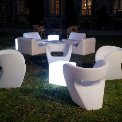 poltrone-little-albert-bianche-con-cubi-luminosi-in-un-giardino-di-sera