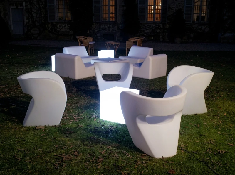 poltrone-little-albert-bianche-con-cubi-luminosi-in-un-giardino-di-sera