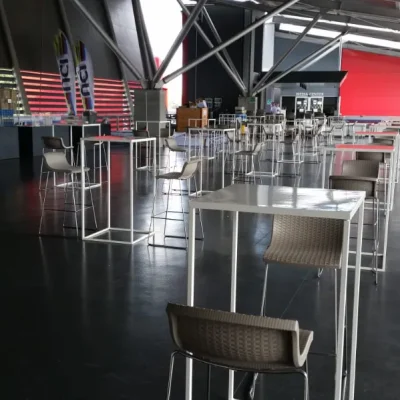 sala-con-pavimenti-e-arredi-neri-con-tavoli-square-bianchi