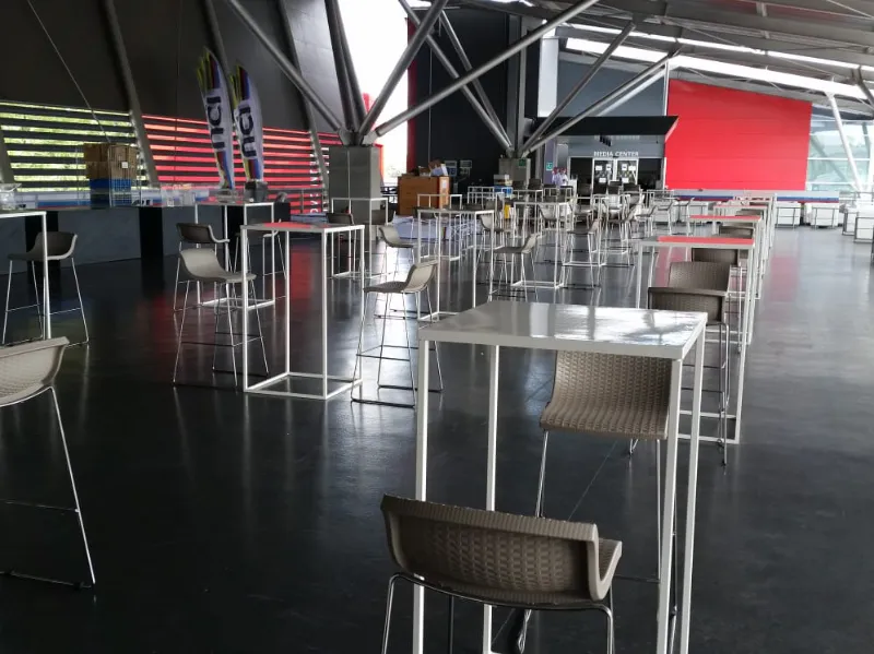sala-con-pavimenti-e-arredi-neri-con-tavoli-square-bianchi