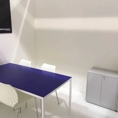 scrivania-in-nobilitato-bianco-con-vetro-superiore-blu