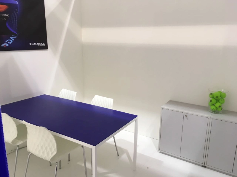 scrivania-in-nobilitato-bianco-con-vetro-superiore-blu