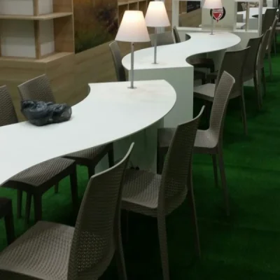 sedia-bistrot-e-tavolini-dalla-forma-particolare-a-s
