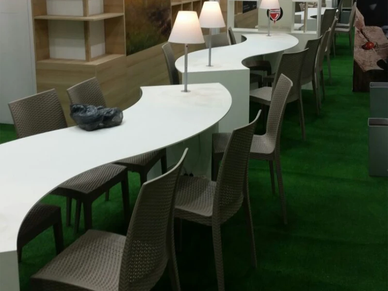 sedia-bistrot-e-tavolini-dalla-forma-particolare-a-s