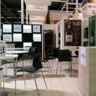 sedia-nera-uni-e-banco-desgustazione-con-fodera-in-legno