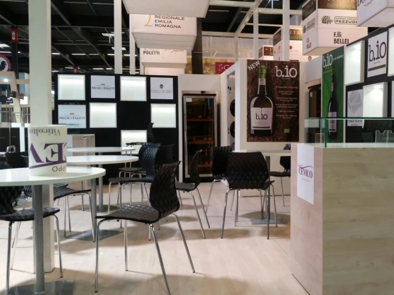 sedia-nera-uni-e-banco-desgustazione-con-fodera-in-legno