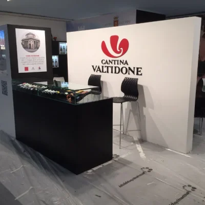stand-cantina-valtidone-con-bancone-nero-e-sgabelli-uni-neri