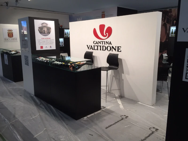 stand-cantina-valtidone-con-bancone-nero-e-sgabelli-uni-neri