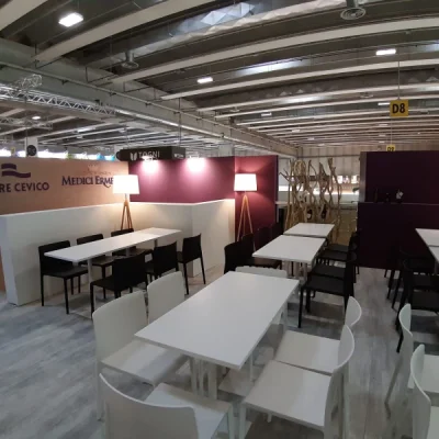 stand-della-cantina-terre-cevico-con-tavoli-bianchi-e-sedie-bianche-e-nere