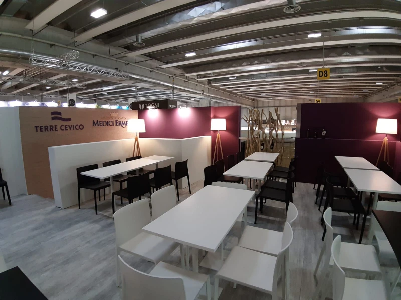 stand-della-cantina-terre-cevico-con-tavoli-bianchi-e-sedie-bianche-e-nere
