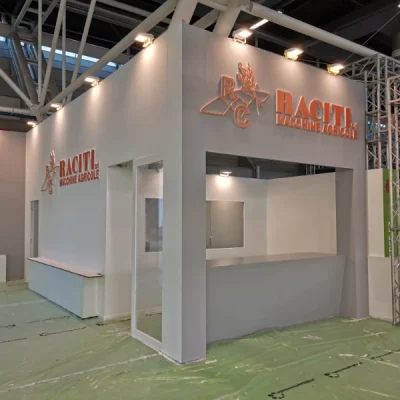 stand-raciti-srl-macchine-agricole-con-banchi-con-fronte-inclinato