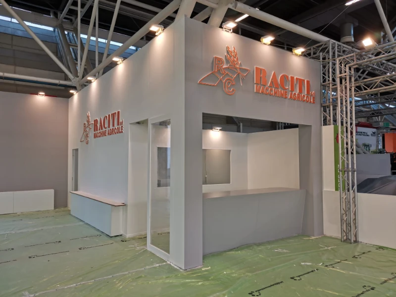 stand-raciti-srl-macchine-agricole-con-banchi-con-fronte-inclinato