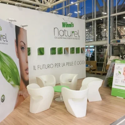 stand-winni-s-con-pareti-bianche-con-grafiche-parquet-e-poltrone-little-albert