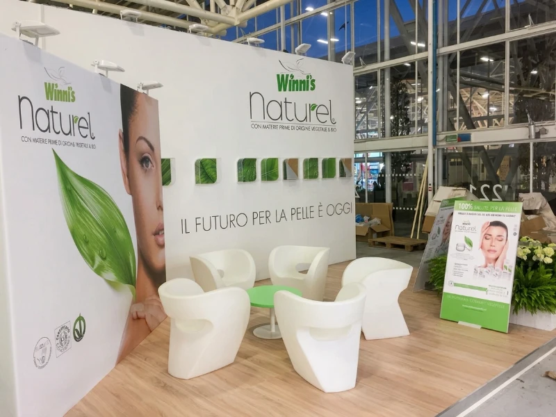 stand-winni-s-con-pareti-bianche-con-grafiche-parquet-e-poltrone-little-albert