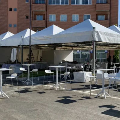 tendoni-bianchi-degustazioni-con-tavoli-e-sgabelli-easy