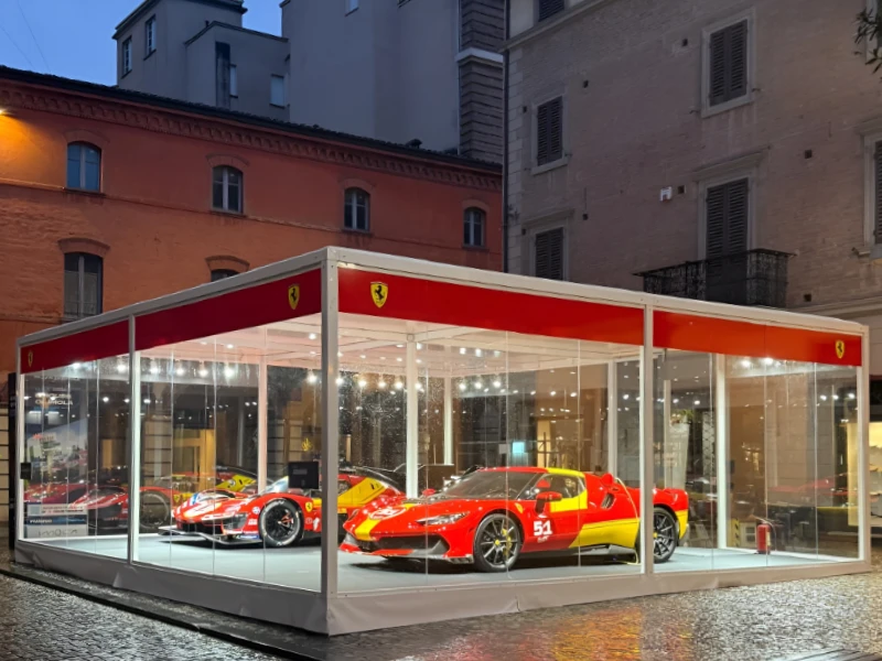 allestimento-per-spazio-espsitivo-ferrari-con-designer-e-installatori